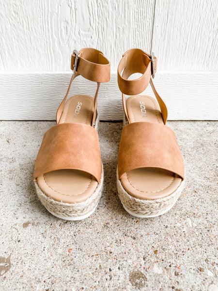 Chloe Platform Sandals: Tan